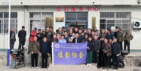 26. 半岛网页版界面摄影协会到村里考察和拍摄山庄博物馆和苹果丰收场景 (1) 26. 半岛网页版界面摄影协会到村里考察和拍摄山庄博物馆和苹果丰收场景 (1)