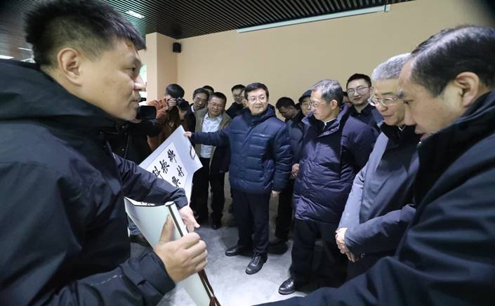 说明: C:\Users\xcb\Desktop\2023年12月26日半岛online(中国)领导向教育部副部长展示乡村振兴书法.jpg 说明: C:\Users\xcb\Desktop\2023年12月26日半岛online(中国)领导向教育部副部长展示乡村振兴书法.jpg